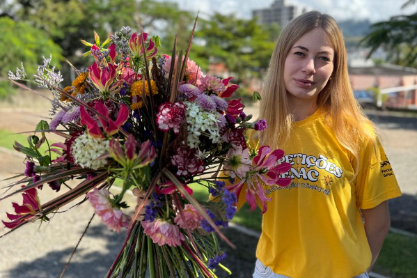 Flores que desabrocham sonhos: conheça Larissa, herdeira do legado do Senac SC na ocupação florista 
